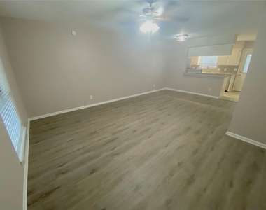 10122 Shadow Wood Drive - Photo Thumbnail 5