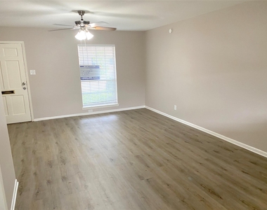 10122 Shadow Wood Drive - Photo Thumbnail 2