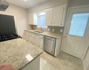 10122 Shadow Wood Drive - Photo Thumbnail 6