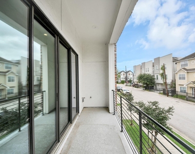 2114 Stuart Street - Photo Thumbnail 5