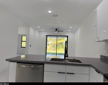 404-406 Chalet Avenue S - Photo Thumbnail 4