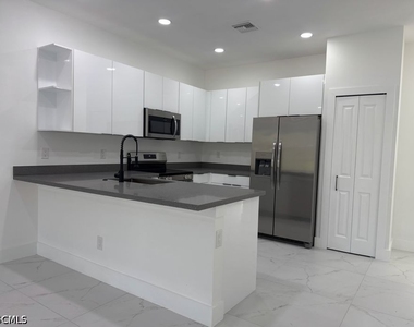 404-406 Chalet Avenue S - Photo Thumbnail 2