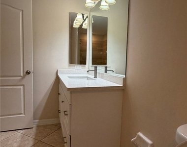 3527 Ne 19th Place - Photo Thumbnail 19