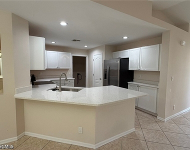 3527 Ne 19th Place - Photo Thumbnail 12