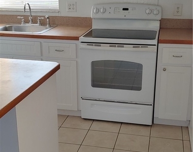 723 Se 10th Street - Photo Thumbnail 3