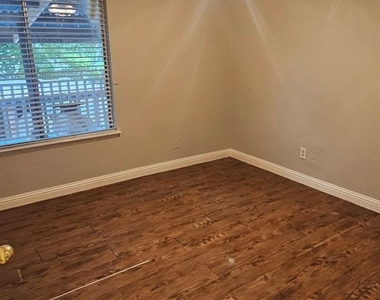 7711 Del Glen Lane - Photo Thumbnail 10