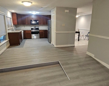 7711 Del Glen Lane - Photo Thumbnail 4