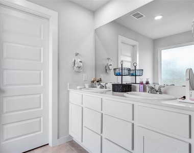 7218 Clearwater Cove Drive - Photo Thumbnail 17