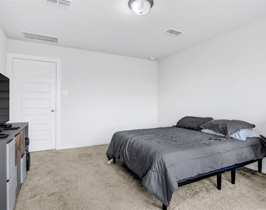 7218 Clearwater Cove Drive - Photo Thumbnail 15