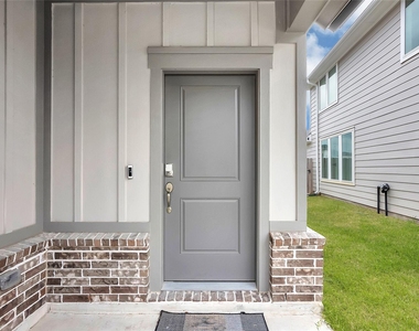 7218 Clearwater Cove Drive - Photo Thumbnail 2