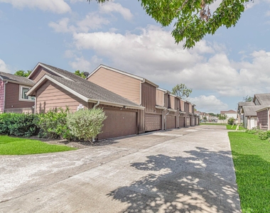 12663 Wellington Park - Photo Thumbnail 3