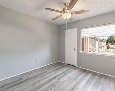 12663 Wellington Park - Photo Thumbnail 14