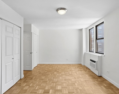 East 79th Street - Photo Thumbnail 4