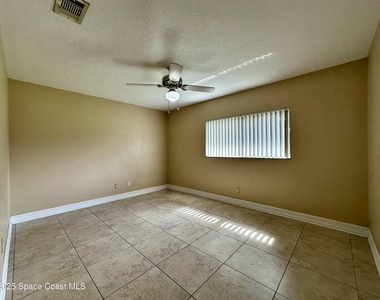 1084 Herne Avenue Ne - Photo Thumbnail 10