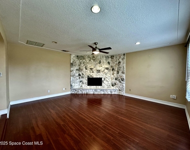1084 Herne Avenue Ne - Photo Thumbnail 2
