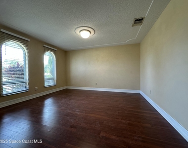 1084 Herne Avenue Ne - Photo Thumbnail 4