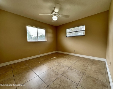1084 Herne Avenue Ne - Photo Thumbnail 13