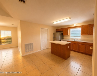 823 Angela Avenue - Photo Thumbnail 8