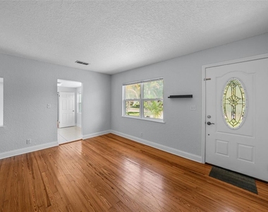 814 W Indiana Avenue - Photo Thumbnail 6