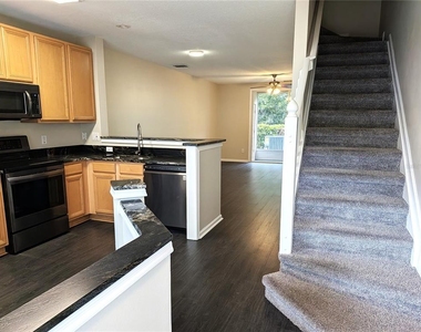 902 Vineland Place - Photo Thumbnail 3