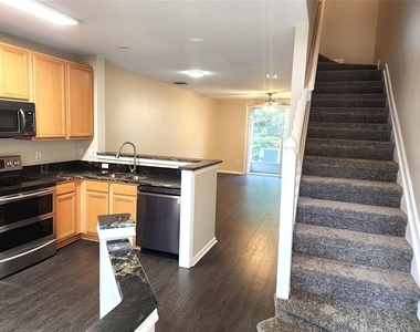 902 Vineland Place - Photo Thumbnail 3