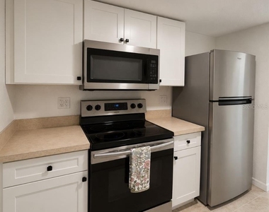 902 Lake Destiny Road - Photo Thumbnail 5