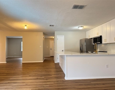 1602 Leslie Drive - Photo Thumbnail 3