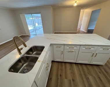 1602 Leslie Drive - Photo Thumbnail 6