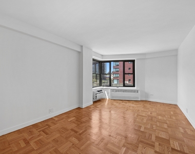 4th Avenue - Photo Thumbnail 1