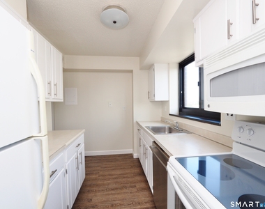 44 Strawberry Hill Avenue - Photo Thumbnail 8