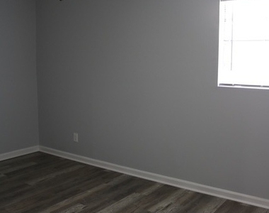 500 E 7th Street - Photo Thumbnail 12