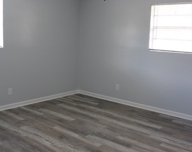 500 E 7th Street - Photo Thumbnail 14