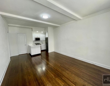 East 46 Street - Photo Thumbnail 3