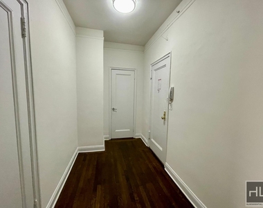 East 46 Street - Photo Thumbnail 5