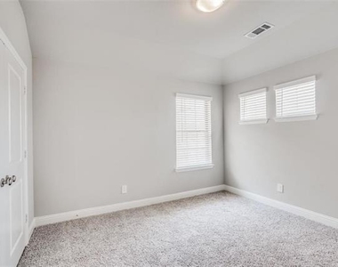 517 Sequoia Street - Photo Thumbnail 8