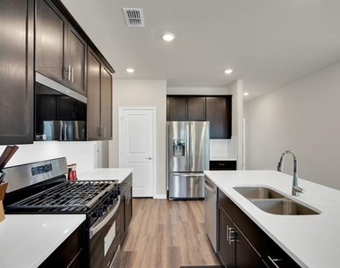 610 Hemingway Lane - Photo Thumbnail 2