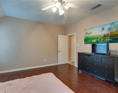 708 Creekside Drive - Photo Thumbnail 12