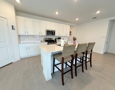 2109 Brownwood Street - Photo Thumbnail 4