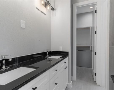2806 Chicago Street - Photo Thumbnail 16