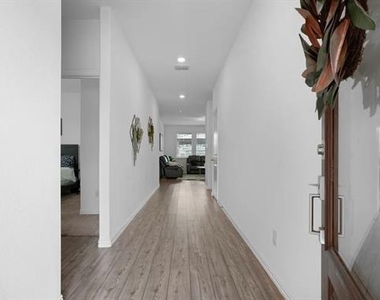 1736 Da Vinci Drive - Photo Thumbnail 3
