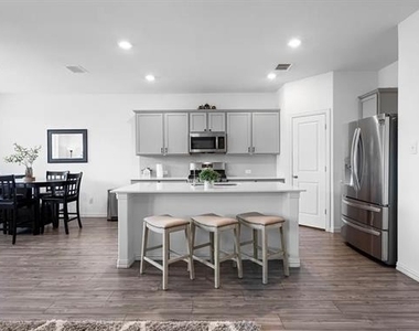 1736 Da Vinci Drive - Photo Thumbnail 5
