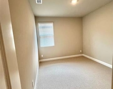 1411 Winters Way - Photo Thumbnail 7