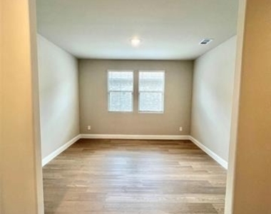 1411 Winters Way - Photo Thumbnail 6