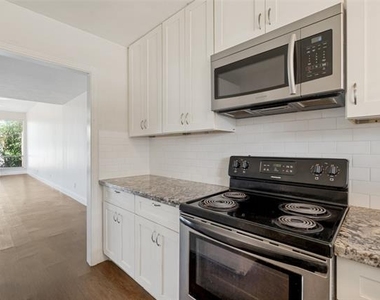 3611 Stables Lane - Photo Thumbnail 11