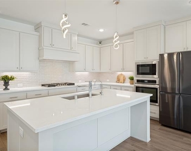 1240 Crescent Lane - Photo Thumbnail 8