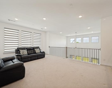 1240 Crescent Lane - Photo Thumbnail 20