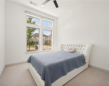 1240 Crescent Lane - Photo Thumbnail 9