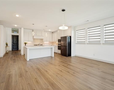 1240 Crescent Lane - Photo Thumbnail 2