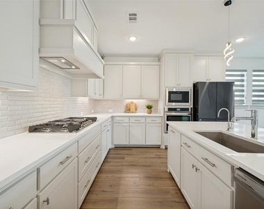1240 Crescent Lane - Photo Thumbnail 6