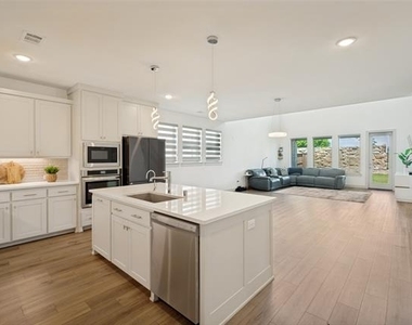 1240 Crescent Lane - Photo Thumbnail 7